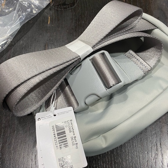 NWT Lululemon Everywhere Belt Bag - Picture 3 of 3